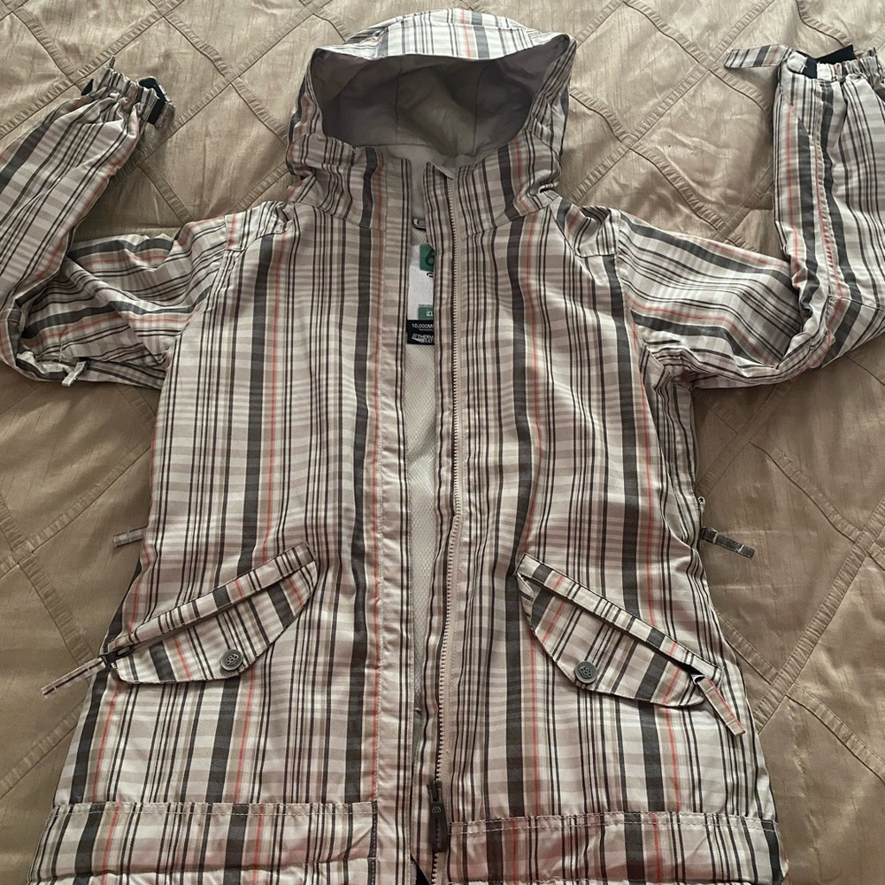 Womens size M 686 Jacket/Coat for skiing/snowboarding. Only used 2 x